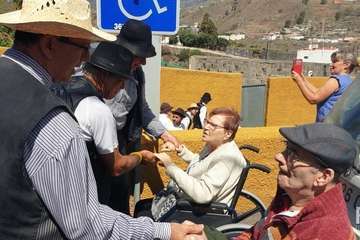 Juan Medina y su esposa durante la Traída del Agua de este año (Foto TA)
